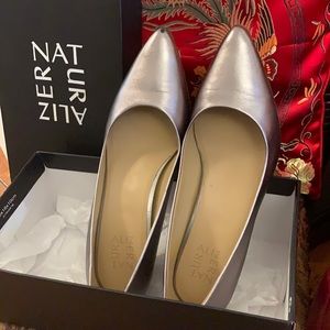 Like new high heels from naturalizer in silver. Only worn once